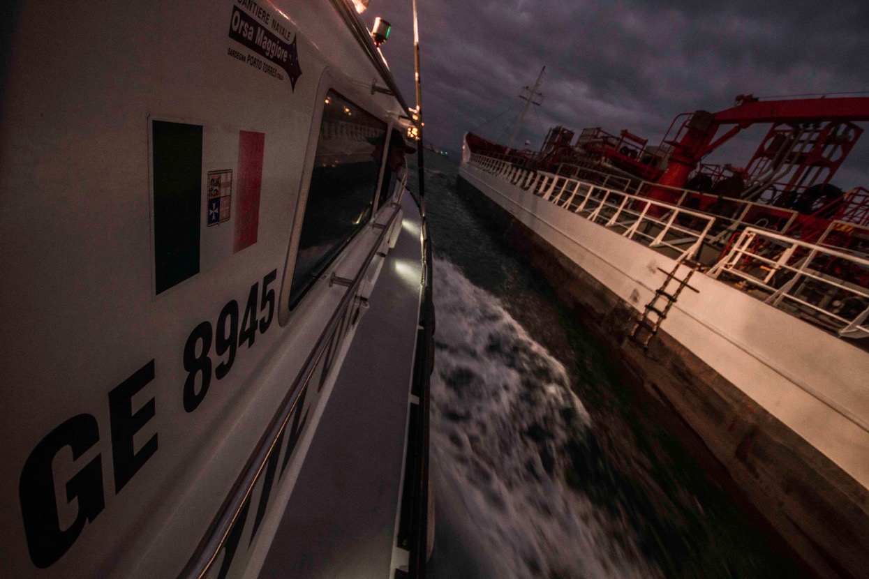 Il delicato momento in cui la pilotina si affianca a paratia per far salire a bordo il Pilota